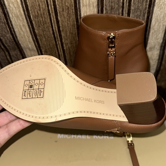 Mint condition new in box Michael Kors!!! - Picture 3 of 5